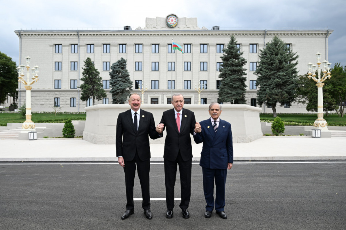 Azərbaycan Prezidenti İlham Əliyev, Türkiyə Prezidenti Rəcəb Tayyib Ərdoğan, Pakistan Baş naziri Şahbaz Şərif