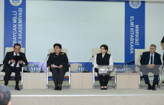 “Mediada Azərbaycan ədəbi dilinin normalarının düzgün tətbiqi” konfransında ilk panel sessiya keçirilib - FOTO 