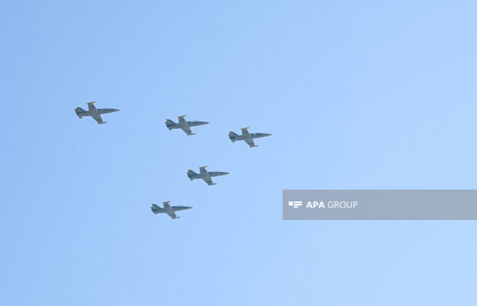 Silahlanmaya yeni qəbul edilmiş "JF-17" qırıcıları Bakı səmasında uçuş edib - FOTO 