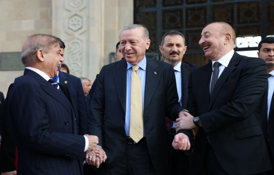 Pakistan Baş naziri Məhəmməd Şahbaz Şərif,  Türkiyə Prezidenti Rəcəb Tayyib Ərdoğan, Azərbaycan Prezidenti İlham Əliyev