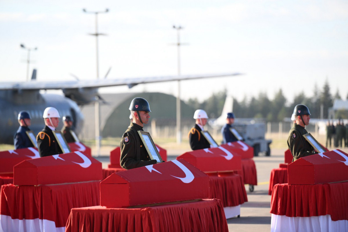 Azərbaycandan Türkiyəyə uçan təyyarənin qəzaya uğraması nəticəsində şəhid olan hərbçilərlə vida mərasimi keçirilir
