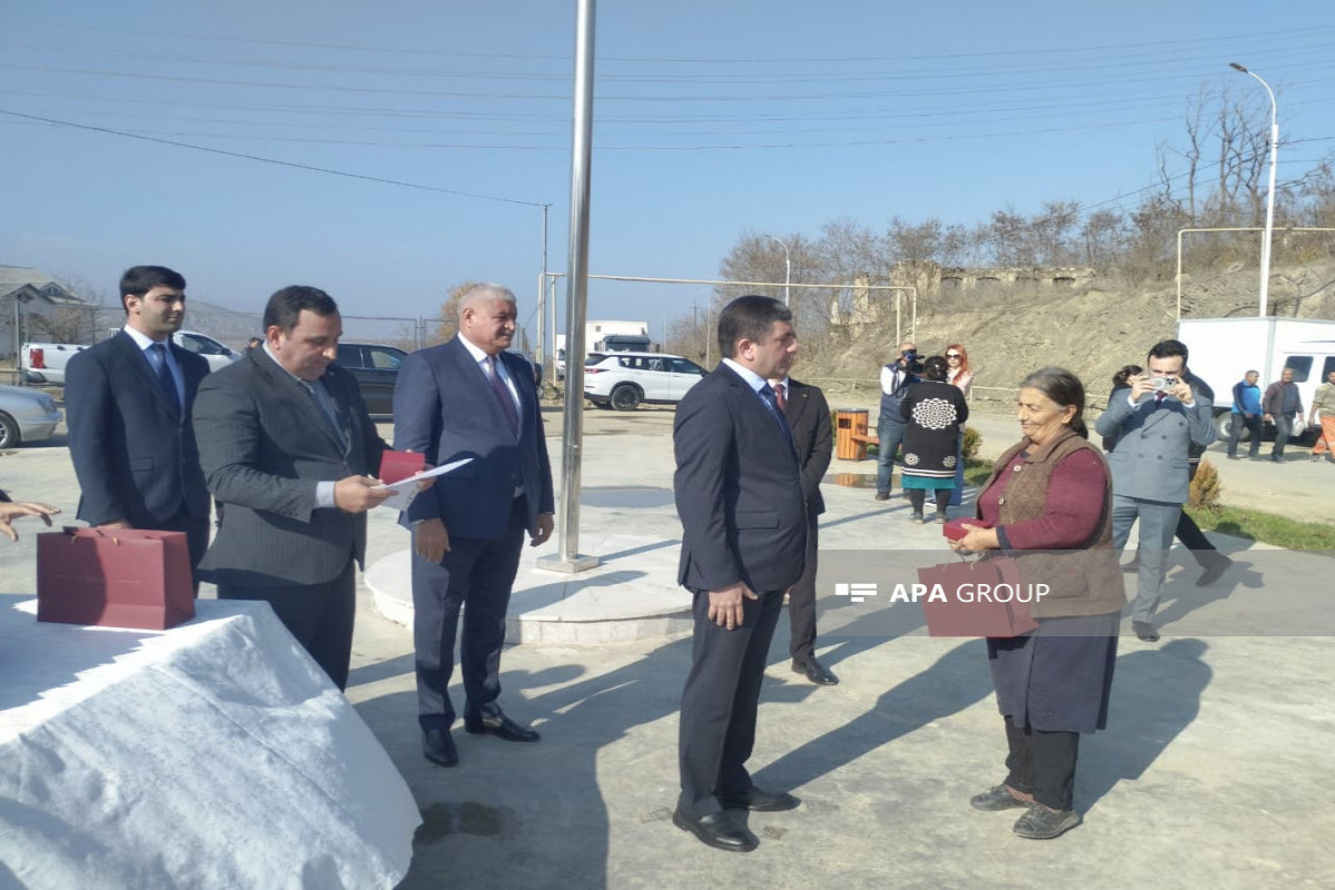 Köç karvanı Xocalının Şuşakənd kəndinə çatıb, açarlar təqdim olunub - FOTO  - YENİLƏNİB  - VİDEO 