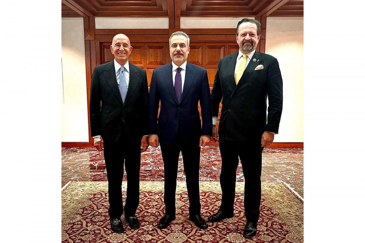 ABŞ səfiri Tom Barak, Türkiyə xarici işlər naziri Hakan Fidan, Trampın baş müşaviri Sebastian Qorkan
