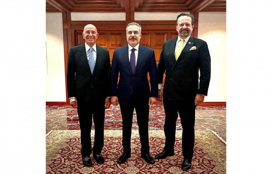 ABŞ səfiri Tom Barak, Türkiyə xarici işlər naziri Hakan Fidan, Trampın baş müşaviri Sebastian Qorkan