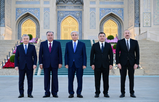 Özbəkistan Prezidenti Şavkat Mirziyoyev, Tacikistan Prezidenti Emoməli Rəhmon, Qazaxıstan Prezidenti Kasım-Jomart Tokayev, Qırğızıstan Prezidenti Sadır Japarov, Prezident İlham Əliyev