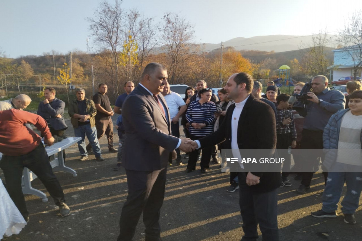 Növbəti köç karvanı Xocavəndin Qırmızı Bazar qəsəbəsinə çatıb, açarlar təqdim olunub - YENİLƏNİB  - FOTO 