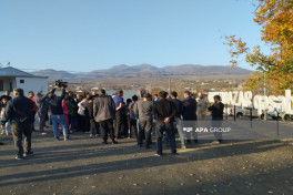 Növbəti köç karvanı Xocavəndin Qırmızı Bazar qəsəbəsinə çatıb, açarlar təqdim olunub - YENİLƏNİB  - FOTO 