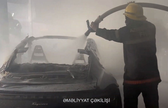 Babək prospektində təmir sexində yanğın olub,  "Porsche" yanıb - VİDEO 