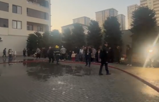 Bakıda çoxmərtəbəli binada yanğın söndürülüb - YENİLƏNİB  - VİDEO 