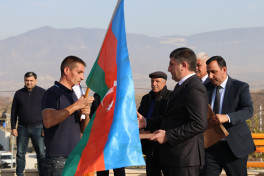 Köç karvanları Xocalının Xanyurdu və Təzəbinə kəndlərinə çatıb, açarlar təqdim olunub - FOTO  - YENİLƏNİB 
