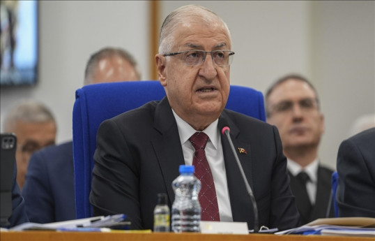 Türkiyənin milli müdafiə naziri Yaşar Güler