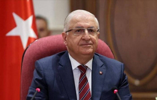 Türkiyənin milli müdafiə naziri Yaşar Güler