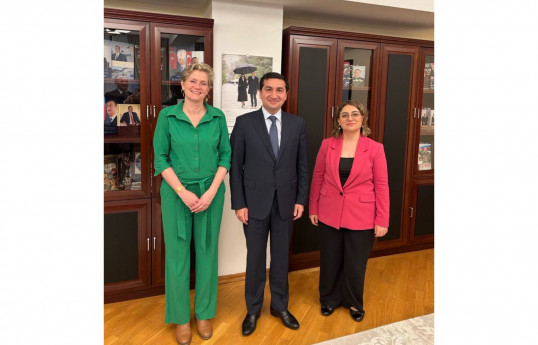 Niderland səfiri Marian De Yonq, Azərbaycan Prezidentinin köməkçisi – Prezident Administrasiyasının Xarici siyasət məsələləri şöbəsinin müdiri Hikmət Hacıyev