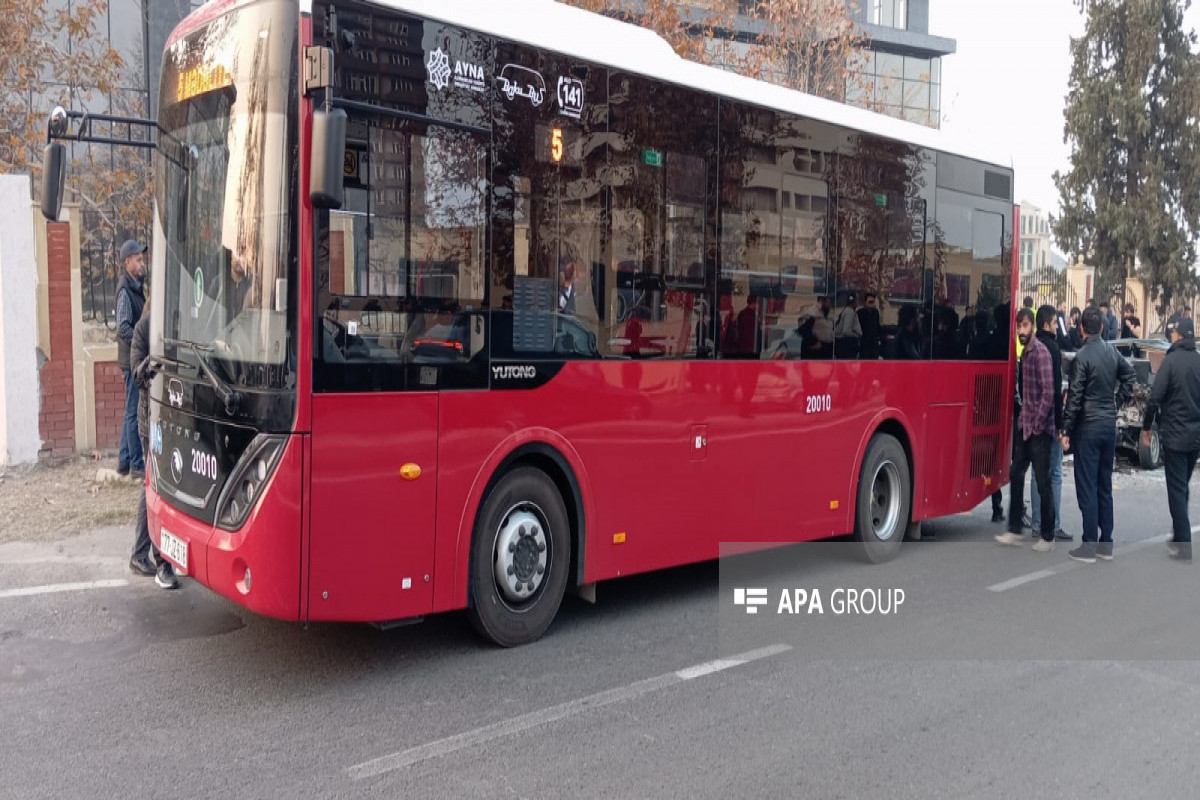 Gəncədə minik maşını sərnişin avtobusu ilə toqquşub, ölən və xəsarət alanlar var - FOTO 