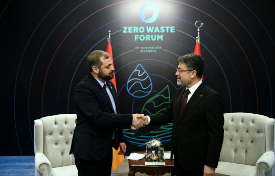 Ermənistanın iqtisadiyyat naziri Gevorq Papoyan,  Türkiyənin kənd təsərrüfatı və meşəçilik naziri İbrahim Yumaklı