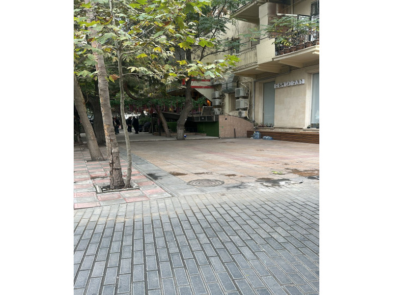 Bakıda küçəyə yerləşdirilən qurğular yığışdırılıb