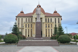 Firudin Qurbanov Qubada təhsil müəssisələrində olub