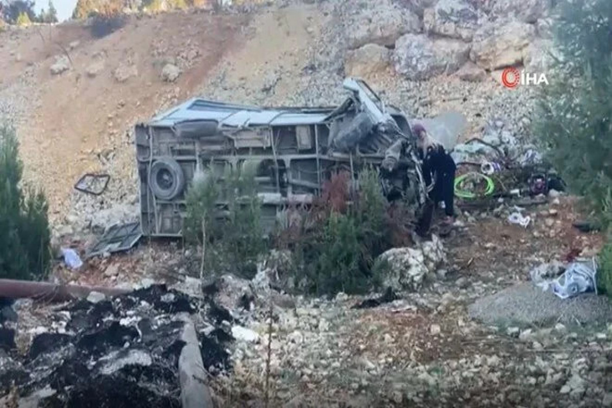 Türkiyədə avtobus dərəyə yuvarlanıb, 5 nəfər ölüb, 14 nəfər yaralanıb - FOTO 