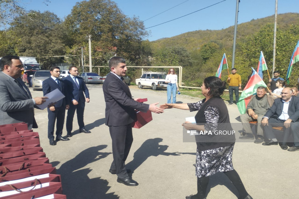 Növbəti köç karvanı Ağdərənin Vəngli kəndinə çatıb, açarlar təqdim olunub - FOTO  - YENİLƏNİB-1 