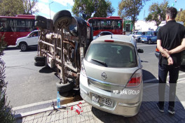 Gəncədə yük maşını iki avtomobilə çırpılaraq aşıb - FOTO 