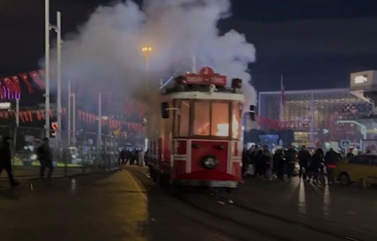 Taksimin məşhur tramvayında yanğın baş verib - VİDEO 