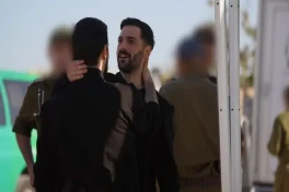 Azad edilən israilli girovlar ailələri ilə görüşüb - FOTO 