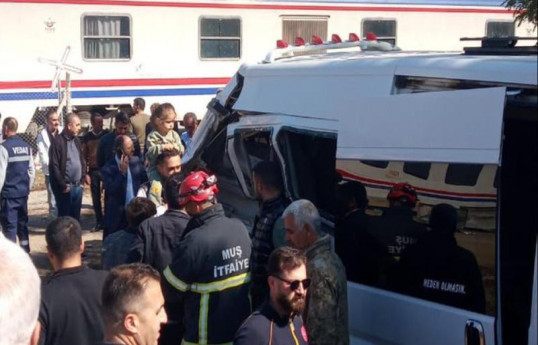 Türkiyədə mikroavtobus qatarla toqquşub, 17 şagird yaralanıb