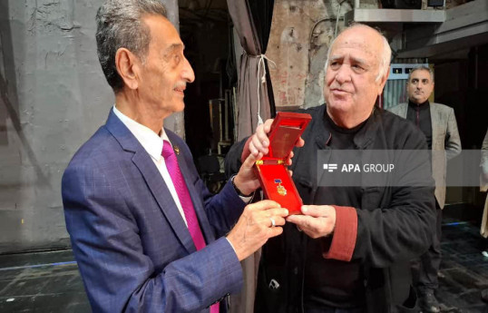 “Ad günü” filminin gürcü qəhrəmanı “Sənətkar” medalı ilə təltif edilib - FOTO 
