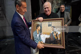 “Ad günü” filminin gürcü qəhrəmanı “Sənətkar” medalı ilə təltif edilib - FOTO 