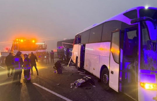 İstanbulda avtobus dayanacağa çırpılıb, ölən və yaralananlar var