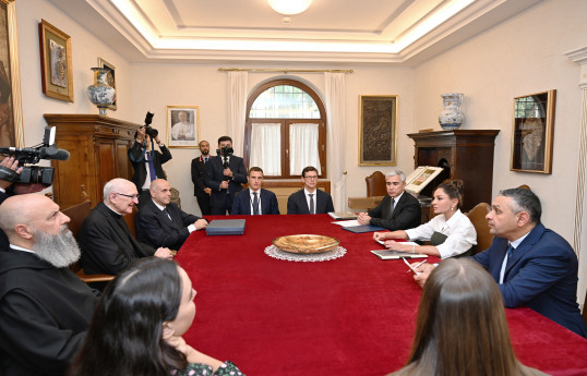 Birinci vitse-prezident Mehriban Əliyeva Vatikanda Müqəddəs Pavel Bazilikasının baş keşişi ilə görüşüb - FOTO 