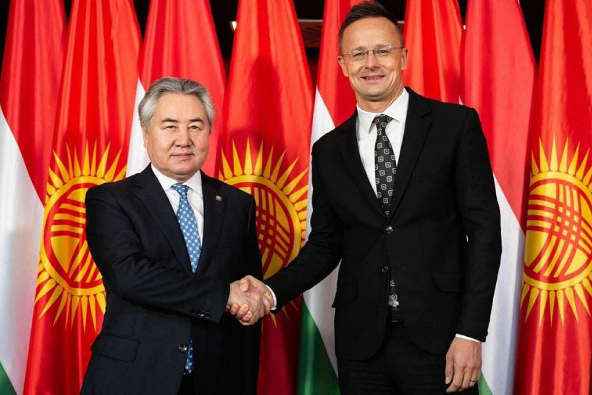 Qırğıstanın XİN-ri Jeenbek Kulubaev və Macarıstan XİN-ri Peter Siyarto