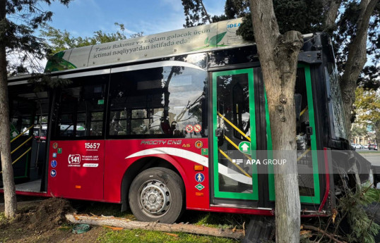 Bakıda sərnişin avtobusu qəza törədib - FOTO  - VİDEO  - YENİLƏNİB 