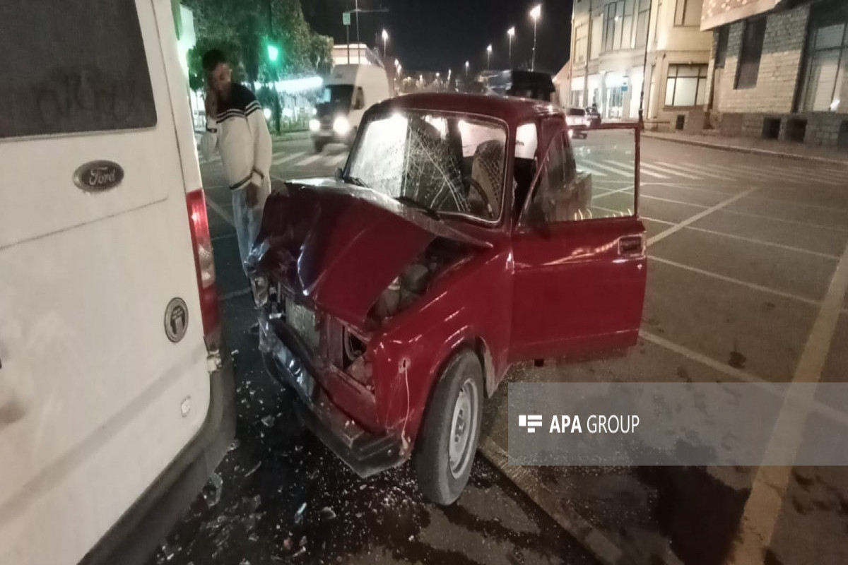 Gəncədə yük maşını ilə minik maşını toqquşub, xəsarət alanlar var - FOTO 