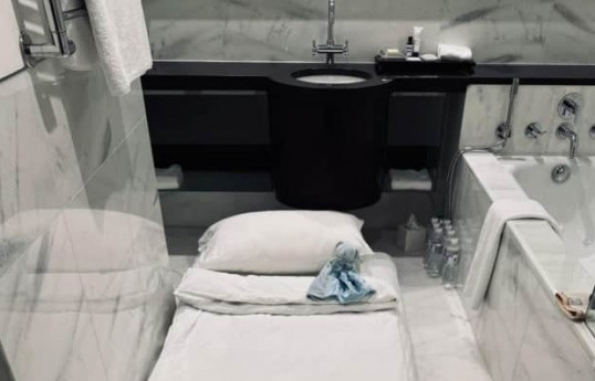 Aİ səfiri Rusiyanın Kiyevə hücumu zamanı gecəni hamam otağında keçirib - FOTO 