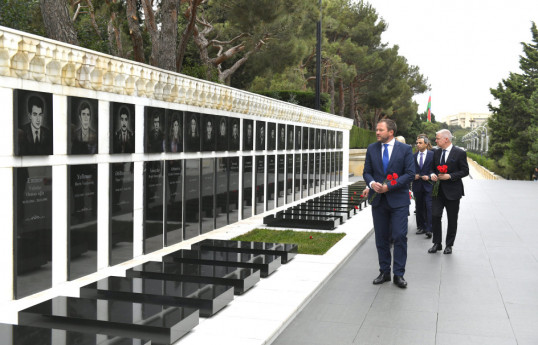 Estoniya XİN rəhbəri Şəhidlər xiyabanını ziyarət edib