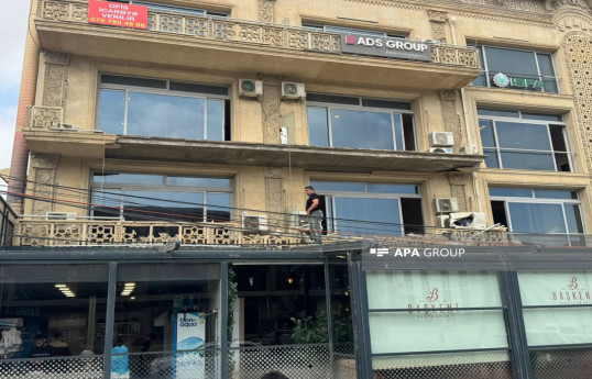 Bakıda binanın eyvanı restoranın üstünə uçub - FOTO 