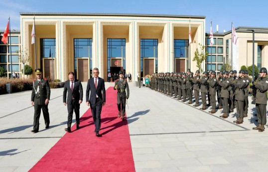 Şimali Kiprin yeni seçilmiş prezidenti and içib