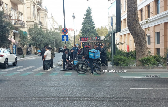 Bakının mərkəzində avtomobil motosikletçini vurub - FOTO 