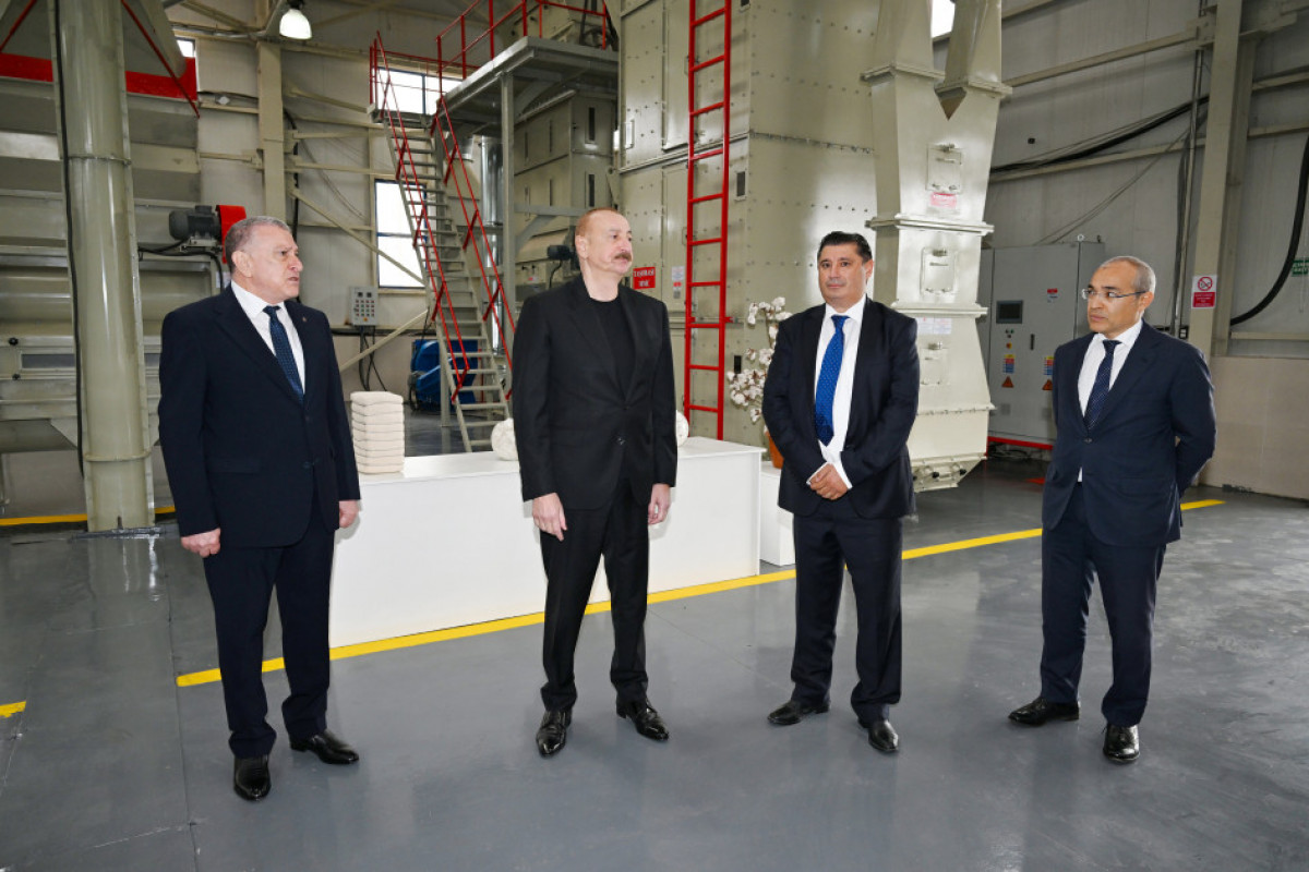 Prezident İlham Əliyev Sabirabadda pambıq emalı zavodunda