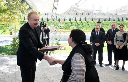 Prezident İlham Əliyev Cəbrayıl rayonunun Horovlu kəndinin sakinlərinə mənzillərin açarlarını təqdim edib - YENİLƏNİB 