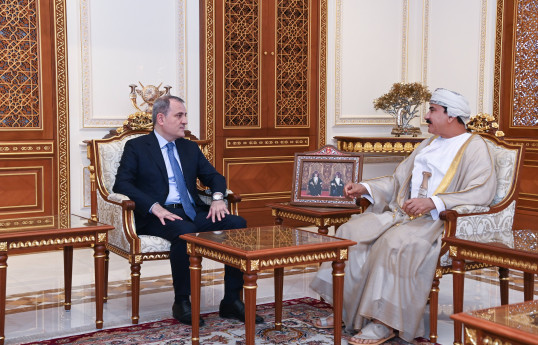 Ceyhun Bayramov Oman Sultan Ofisinin naziri ilə Yaxın Şərqi müzakirə edib