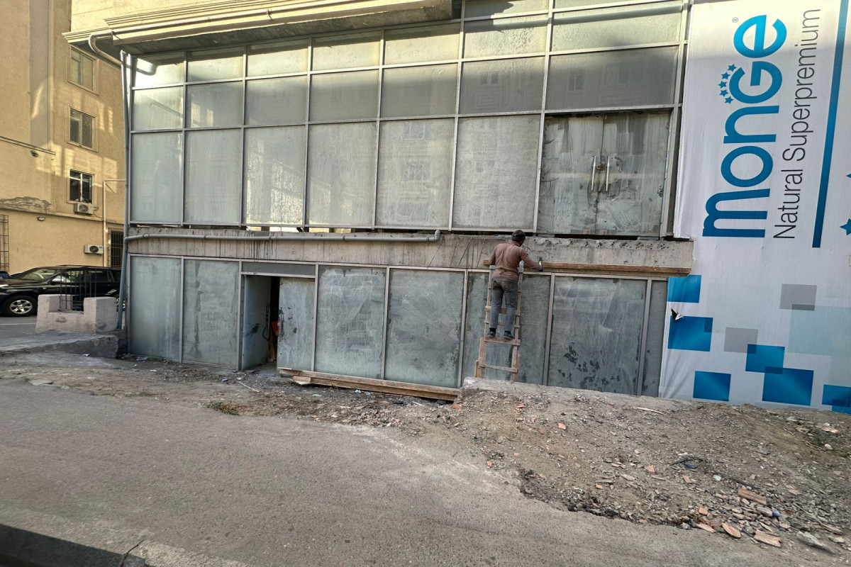 Bakıda səkidə quraşdırılan pilləkən qəfəsəsi sökülüb
