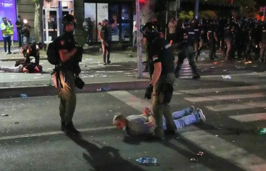 Serbiyada etiraz aksiyası zamanı 3 polis əməkdaşı yaralanıb