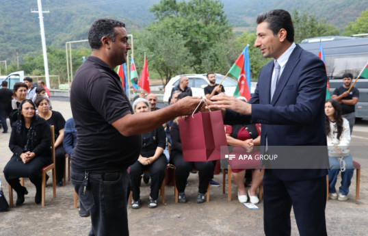 İlk köç karvanı Xocalının Badara kəndinə çatıb, açarlar təqdim edilib - FOTO  - VİDEO 
