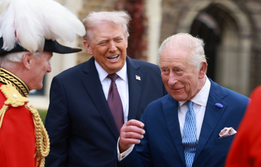 Britaniya Kralı Trampı rəsmi mərasimlə qarşılayıb