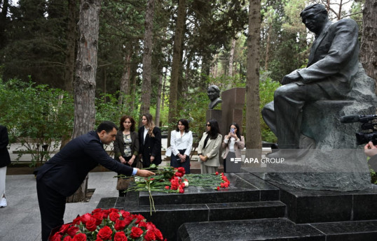 Milli Musiqi Günündə Üzeyir Hacıbəylinin məzarı ziyarət edilib - FOTO 