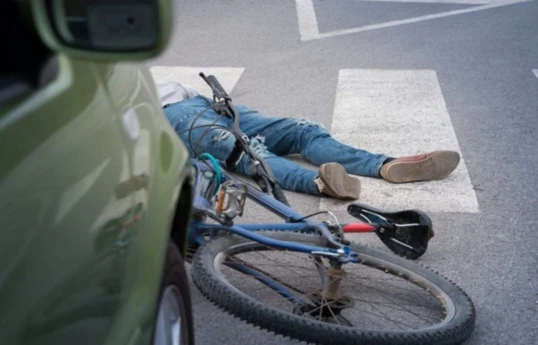 Şirvanda avtomobil velosipedçini vuraraq öldürüb