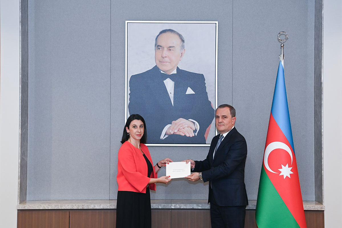 Fransanın yeni səfiri etimadnaməsinin surətini Ceyhun Bayramova təqdim edib