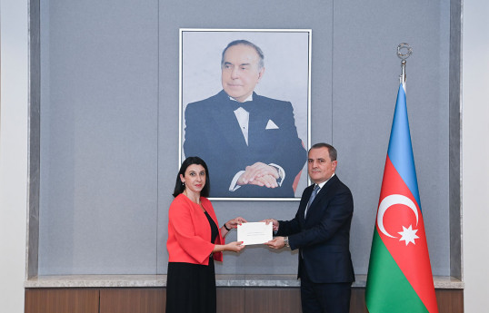 Fransanın yeni səfiri etimadnaməsinin surətini Ceyhun Bayramova təqdim edib
